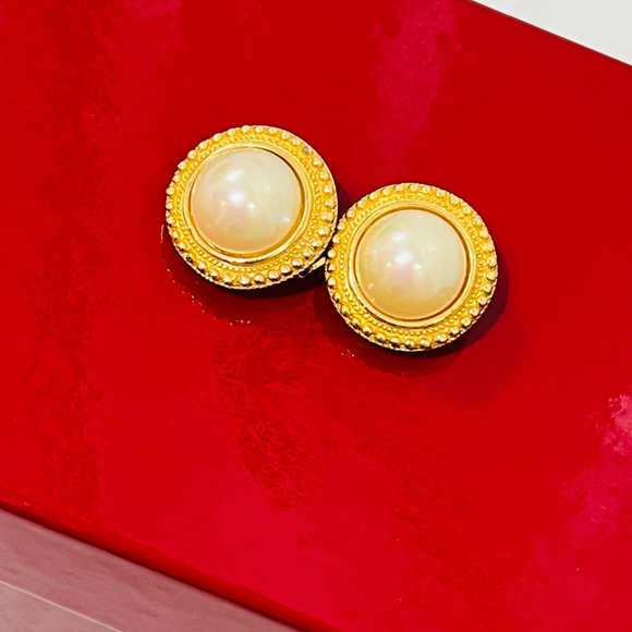 Vintage Christian Dior Pearl/Gold Clip on Earrings - Picture 5 of 10